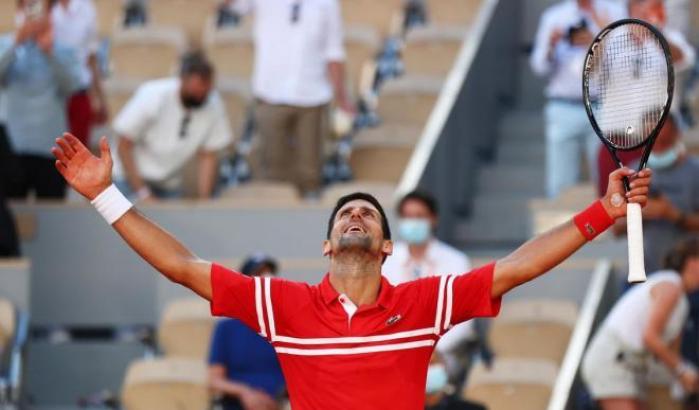 Djokovic rimonta e vince in cinque set su Tsitsipas: il Roland Garros è suo