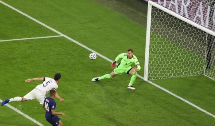 Francia Germania 1-0: i Blues partono bene grazie all'autorete di Hummels e superano i tedeschi, mai pericolosi