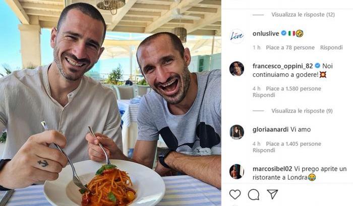 Bonucci e Chiellini ironizzano sugli inglesi: "Noi continuiamo a mangiare pastasciutta, e voi?"