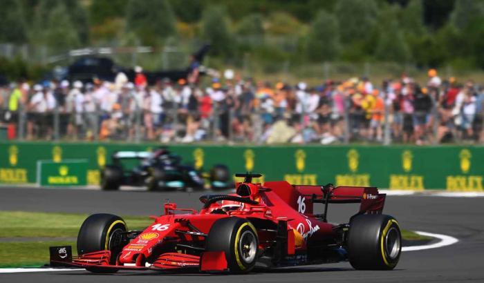 Un grande Leclerc beffato sul finale da Hamilton: Ferrari seconda e Verstappen out
