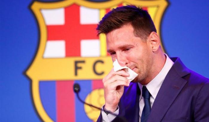 Messi in lacrime abbandona il Barcellona in conferenza stampa: 