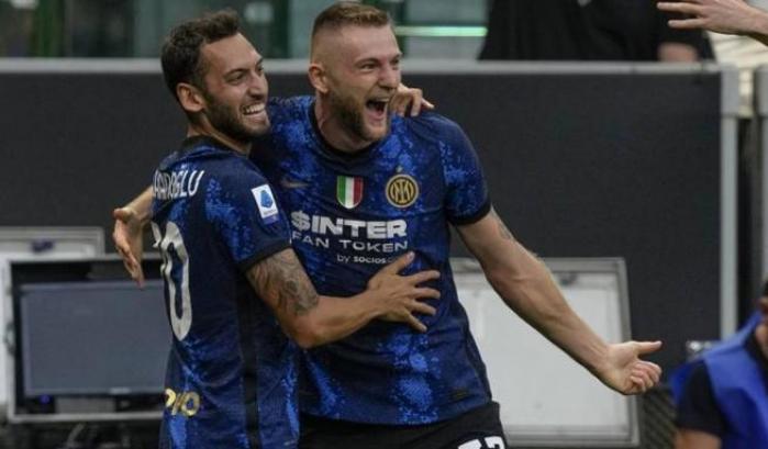 L'Inter parte con un poker al Genoa, il Sassuolo supera per 3-2 l'Hellas in trasferta