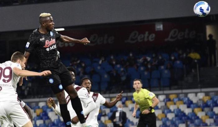 Il Napoli non si ferma e risponde al Milan: vittoria di misura contro il Toro grazie allo stacco imperioso di Osimhen