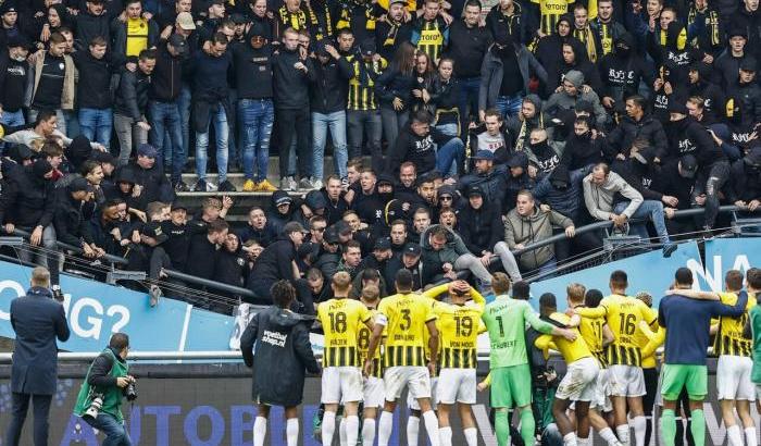 Paura in Olanda: una tribuna si spezza e crolla allo stadio durante Nec-Vitesse