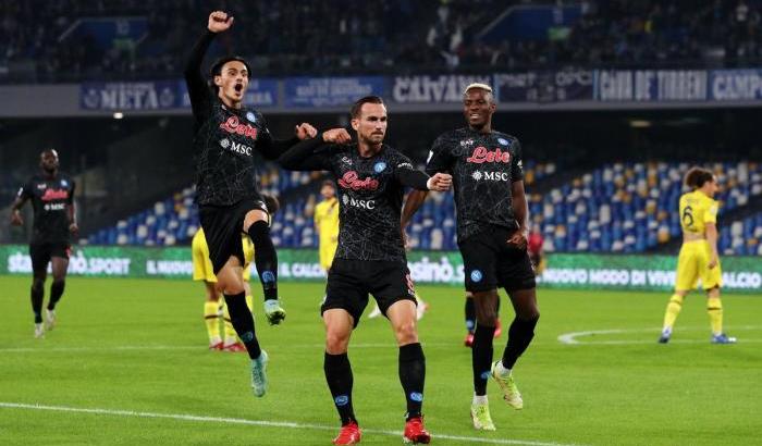 Il Napoli domina e vince 3-0 sul Bologna riagganciando il Milan in cima alla classifica