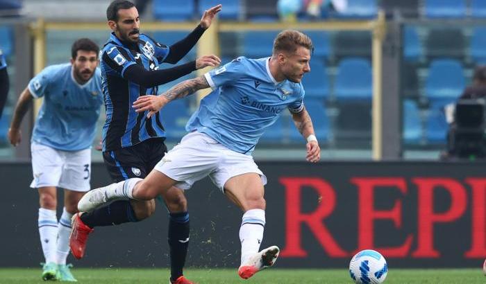 De Roon salva nel recupero l'Atalanta: contro la Lazio finisce 2-2