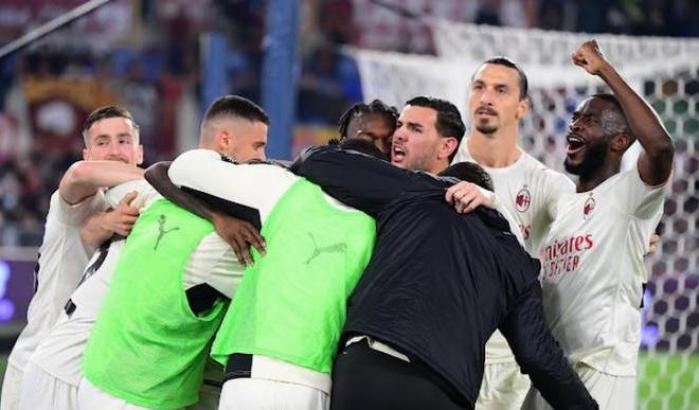 Il Milan vince e convince anche con l'uomo in meno: a Roma bastano Ibrahimovic su punizione e Kessie di rigore