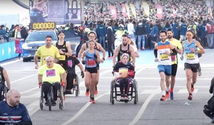 La storia di Eric Roldan: l'atleta che ha corso la maratona spingendo la madre malata in carrozzina