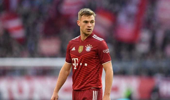 Il calciatore del Bayern Kimmich non vaccinato e positivo: il club gli trattiene lo stipendio