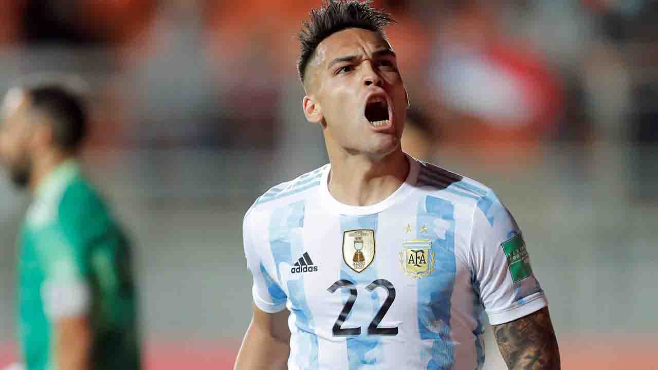 Calcio, Qatar 2022: Lautaro trascina l'Argentina e dedica il gol alla figlia