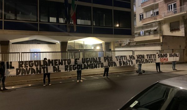 Roma, protesta dei tifosi in via Allegri: “Non tutti sono uguali”