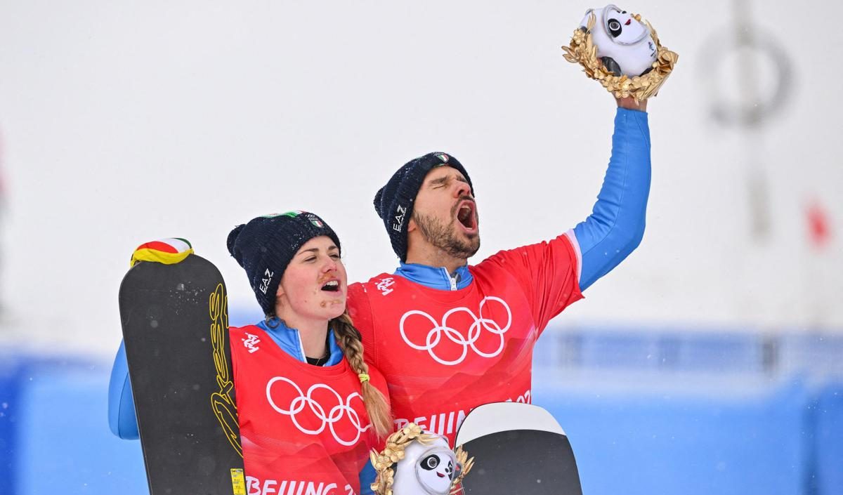 Pechino 2022, argento nello snowboardcross a squadre misto. Esultano Moioli e Visintin