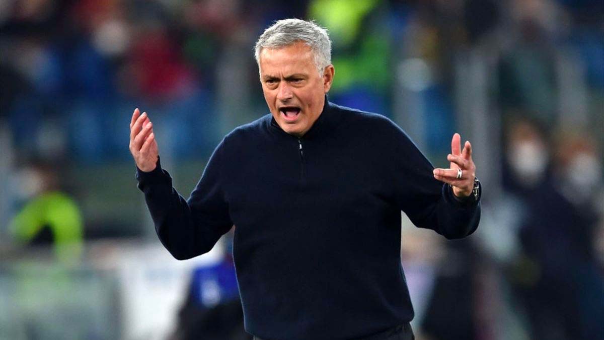 Roma, Mourinho è furioso: "Il campo del Vitesse è un disastro, non si può giocare a calcio"